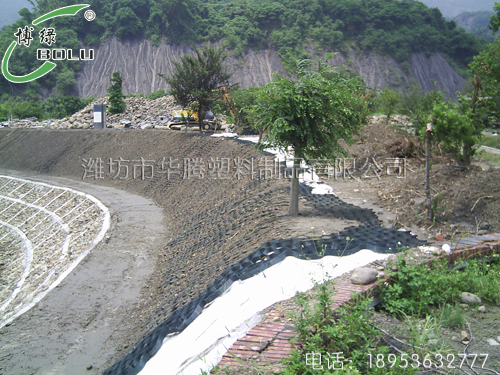 土工格室低路堤-剛性路面結構體系模型試驗